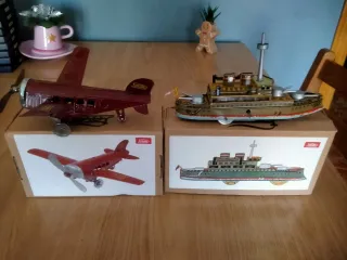 Giocattoli di latta con corda