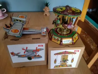 Giocattoli di latta con corda