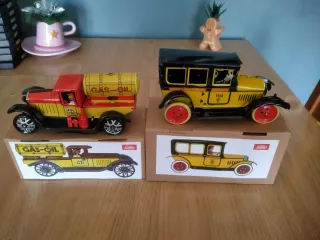 Giocattoli di latta con corda