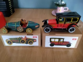 Giocattoli di latta con corda