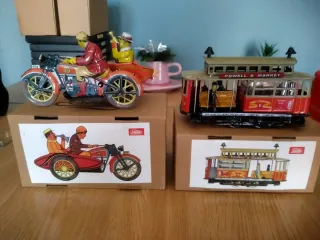 Giocattoli di latta con corda