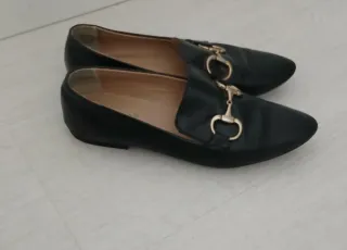Mocasines mujer negros con hebilla dorada