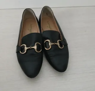 Mocasines mujer negros con hebilla dorada