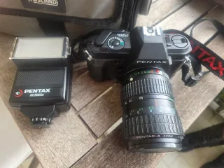 Cámara Pentax P30N + Flash AF260SA. Bolso. Trípode