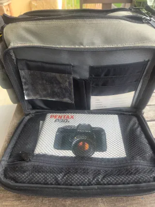 Cámara Pentax P30N + Flash AF260SA. Bolso. Trípode