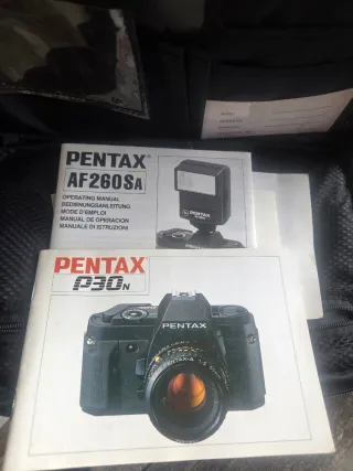 Cámara Pentax P30N + Flash AF260SA. Bolso. Trípode