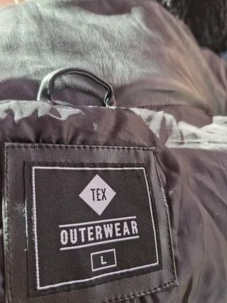 Chaquetón negro acolchado con capucha