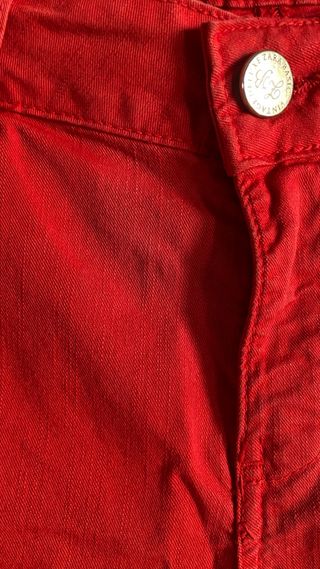 Pantalón vaquero Zara rojo