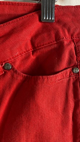 Pantalón vaquero Zara rojo