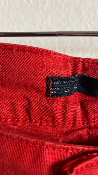 Pantalón vaquero Zara rojo