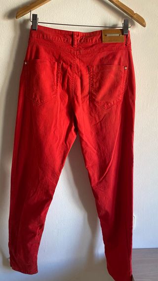 Pantalón vaquero Zara rojo
