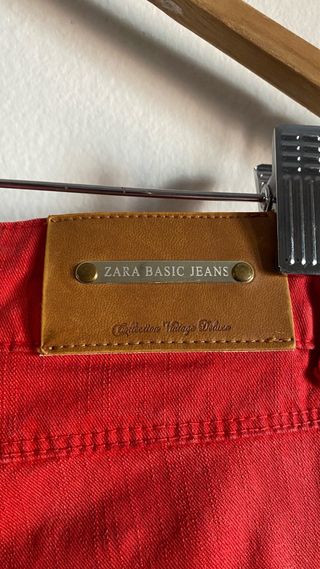 Pantalón vaquero Zara rojo