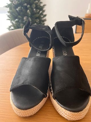 Sandalias de cuña negras