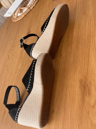 Sandalias de cuña negras