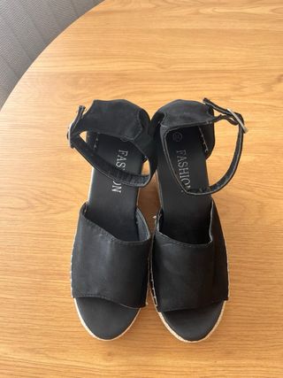 Sandalias de cuña negras