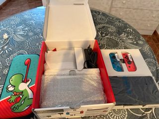 Nintendo Switch OLED + Funda Yoshi