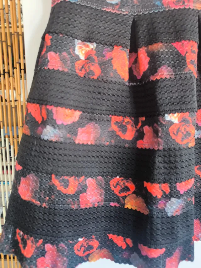 Falda Guess floral negra T.XS