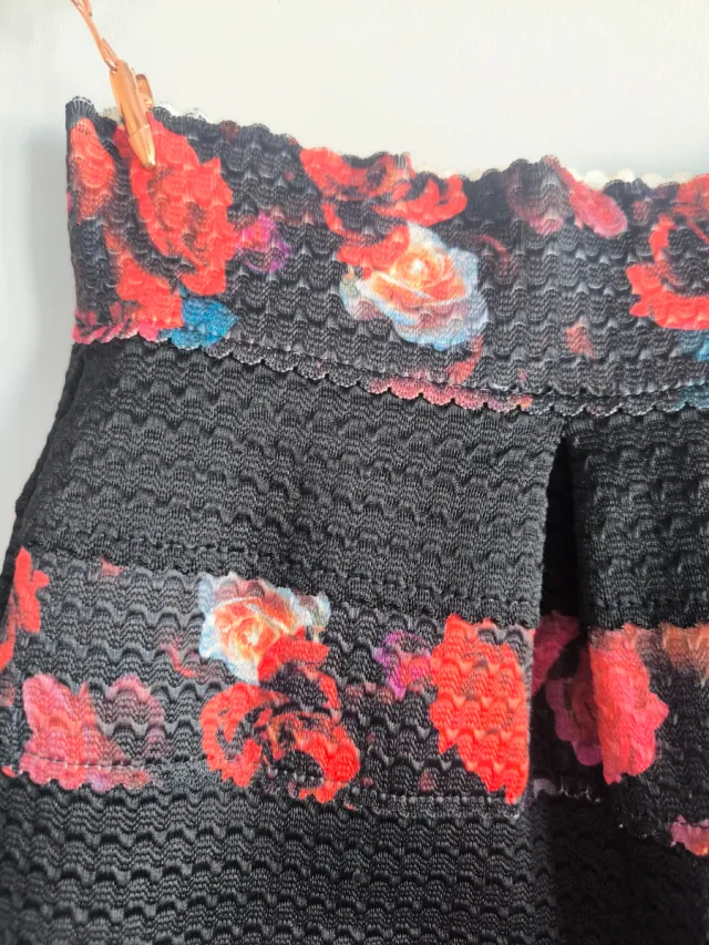 Falda Guess floral negra T.XS