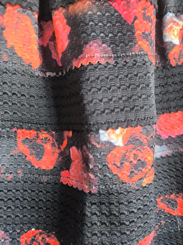 Falda Guess floral negra T.XS