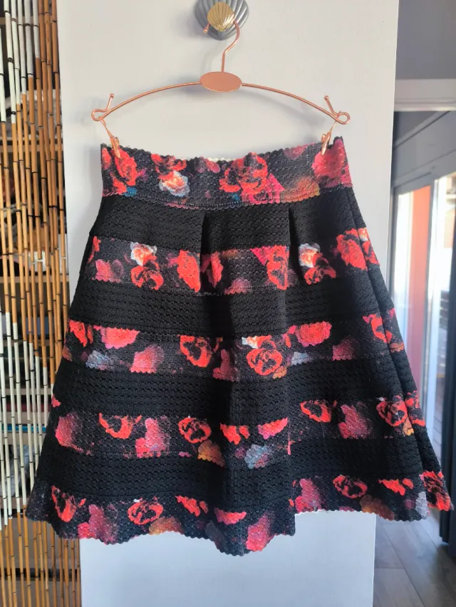 Falda Guess floral negra T.XS