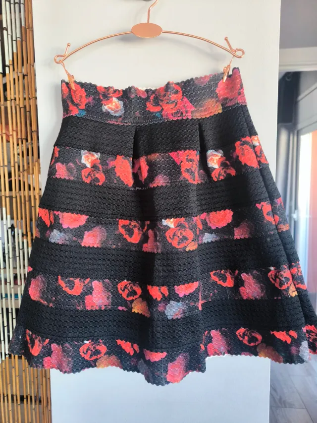 Falda Guess floral negra T.XS