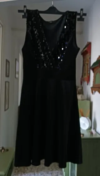 Vestito nero elasticizzato con paillettes