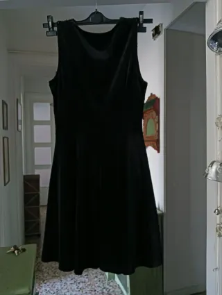 Vestito nero elasticizzato con paillettes