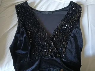 Vestito nero elasticizzato con paillettes