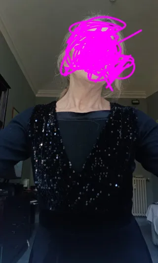 Vestito nero elasticizzato con paillettes