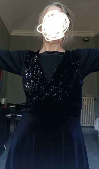 Vestito nero elasticizzato con paillettes