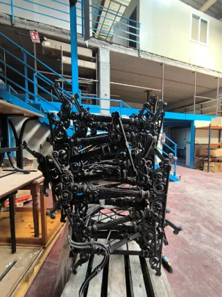 Gambe in ferro battuto per tavoli da bar o ristorante