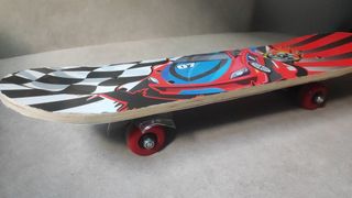 Monopatín infantil coche de carreras