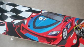 Monopatín infantil coche de carreras