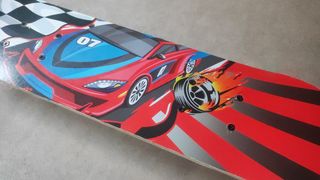 Monopatín infantil coche de carreras