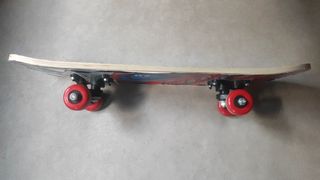 Monopatín infantil coche de carreras