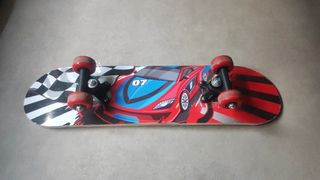 Monopatín infantil coche de carreras