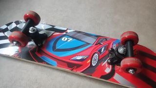 Monopatín infantil coche de carreras