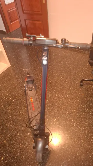 Patinete Eléctrico Red Bull