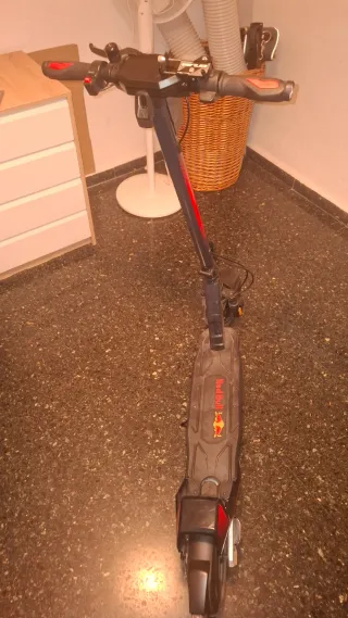 Patinete Eléctrico Red Bull