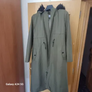 Chaqueta larga verde con capucha