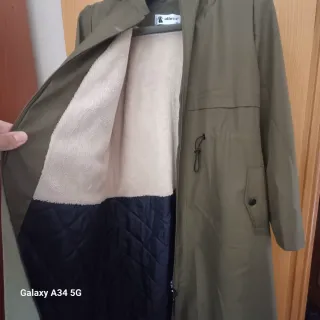 Chaqueta larga verde con capucha