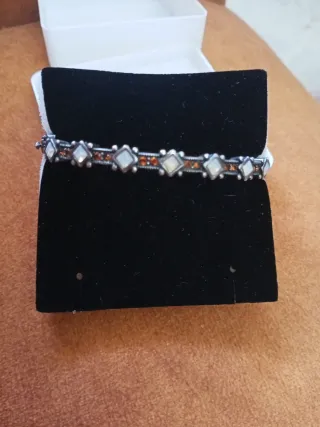 Brazalete de plata con piedras de nácar y ámbar