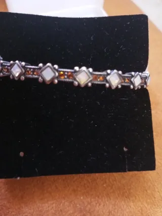 Brazalete de plata con piedras de nácar y ámbar