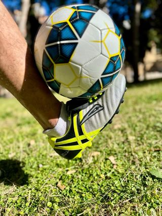 Zapatillas de fútbol grises y verdes