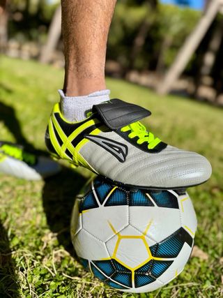 Zapatillas de fútbol grises y verdes