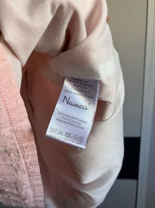 Vestido rosa con topos en relieve