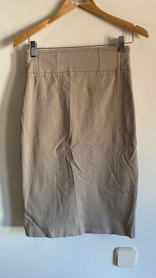 Falda lápiz beige por debajo de la rodilla