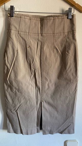 Falda lápiz beige por debajo de la rodilla