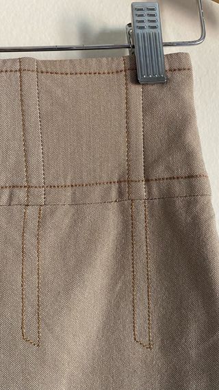 Falda lápiz beige por debajo de la rodilla