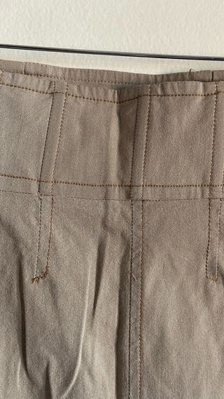 Falda lápiz beige por debajo de la rodilla